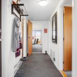Flur mit Garderobe, Schuhschrank und Blick in Esszimmer.