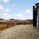 Terrasse mit Holzgeländer und Blick auf die Umgebung.