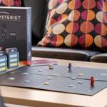 Ein Tisch mit einem Spiel und einem Sofa mit Kissen.