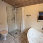 Bad mit Dusche, Toilette und Whirlpoolbad