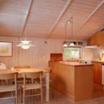 Küche mit Essbereich, Holzmöbel und Fenster