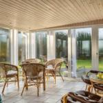 Terrassenbereich mit Sitzgruppe und großflächigen Fenstern zur Außengrünung.