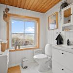 Badezimmer mit Fenster, Toilette und Waschbecken