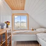 Zimmer mit Dachschräge, Fenster und zwei Betten