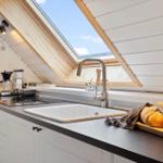 Küche mit Dachschrägen, Fenster, Spüle und Arbeitsplatte
