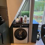 Waschmaschine unter Fenster mit Gartenblick