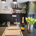 Küche mit Tisch, Flasche Champagner und Blumen