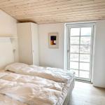 Schlafzimmer mit Doppelbett, Schrank und Fenster zur Aussicht.