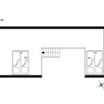 Erster Raum mit zwei Fenstern und Treppe zur nächsten Etage.