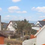 Haus mit Blick auf Meer und Himmel mit Wolken.