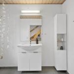 Badezimmer mit Waschbecken, Spiegel und Schrank. Wanddekoration aus Muscheln.