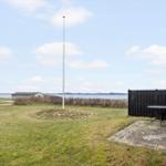 Hinterhof mit Tisch, Stuhl und Blick auf Wasser