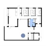 Wohnung mit Küche, zwei Schlafzimmern und Bad. Großer Raum mit runder Tischplatte.