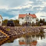 Wohnhaus mit Bootssteg und Terrasse am Wasser