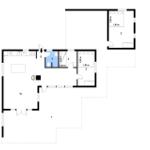 Wohnung mit Küche, Bad und zwei Schlafzimmern. Flur mit Treppe und Eingang.
