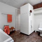 Bad mit Badewanne, Dusche, Toilette und Handtuchhalter.