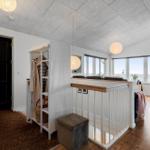 Eingangsbereich mit Kleiderschrank und Blick in Wohnbereich mit Fenster.