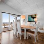 Esszimmer mit Blick aufs Meer und Holzboden