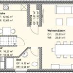 Dieses Haus hat eine Küche, Wohn- und Essbereich, Bad und Flur mit genauen Raumgrößen.