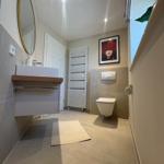 Badezimmer mit Waschbecken, Toilette und Heizkörper