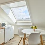 Küche und Essbereich mit Dachfenster und Tisch für vier Personen.