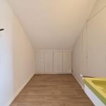 Flur mit Kleiderständer, Schränken und grünem Waschbecken