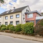 Haus Bergfried mit Balkon und grüner Umgebung an Straße