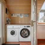 Waschmaschine und Trockner in Holzraum mit Fenster