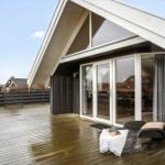 Terrasse mit Liegestühlen und Blick in das Haus