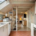 Küche mit Blick in Wohnbereich und Schlafzimmer