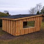 Holzkonstruktion mit Dach und Fenster im Freien