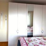 Schrank für Ihre Urlaubsgarderobe (z.T. Böden und reichlich an Bügeln)