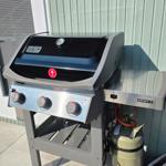 Gasherd Spirit II mit Gasflasche und Bedienfeld auf Terrasse