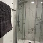Badezimmer Handtuchheizung und bodengleiche Dusche