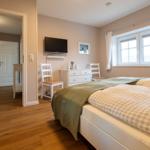 Schlafzimmer mit Doppelbett ( 180x200 ) mit TV