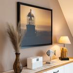 Wandbild mit Leuchtturm, Lampe und Dekoration auf Schrank
