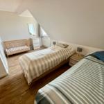 2. Schlafzimmer mit Blick aufs Kinderbettchen