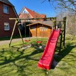 Kleiner Spielplatz hinterm Haus