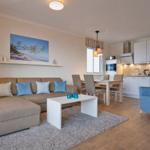 Badezimmer mit Dusche, Waschbecken und Toilette