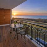 Terrasse mit Tisch und Stühlen bietet Meerblick.