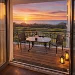 Helle Eingangshalle mit Holzboden und Sitzbank. Dekorative Holzobjekte und Spiegel sind sichtbar.