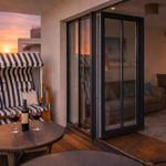 Badezimmer mit Waschbecken, Spiegel und Handtuchhalter.