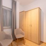 Esszimmer mit Holztisch und Stühlen, Wohnbereich mit Sofa und Terrasse.