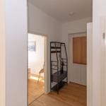 Schlafzimmer mit Bett, Kleiderschränken und Stuhl.