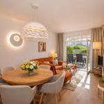 Schlafzimmer mit Bett, Stuhl und Wandbildschirm