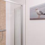 Dusche mit Glaswand und Wandbild eines Seemöwens