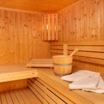 Sauna mit Holzbank, Eimer und Handtuch
