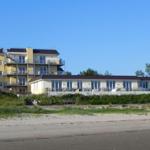 Strandnahe Ferienwohnung mit Balkonen und Gartenbereich.
