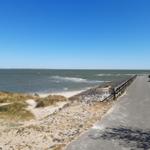 Meerstrand mit asphaltierter Promenade und Dünen