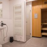 Bad mit Dusche, Sauna und Handtuchheizung.